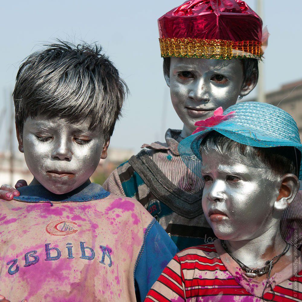 Фото с праздника Холи в Варанаси: Мальчишечки Холи. Фототур в Варанаси.