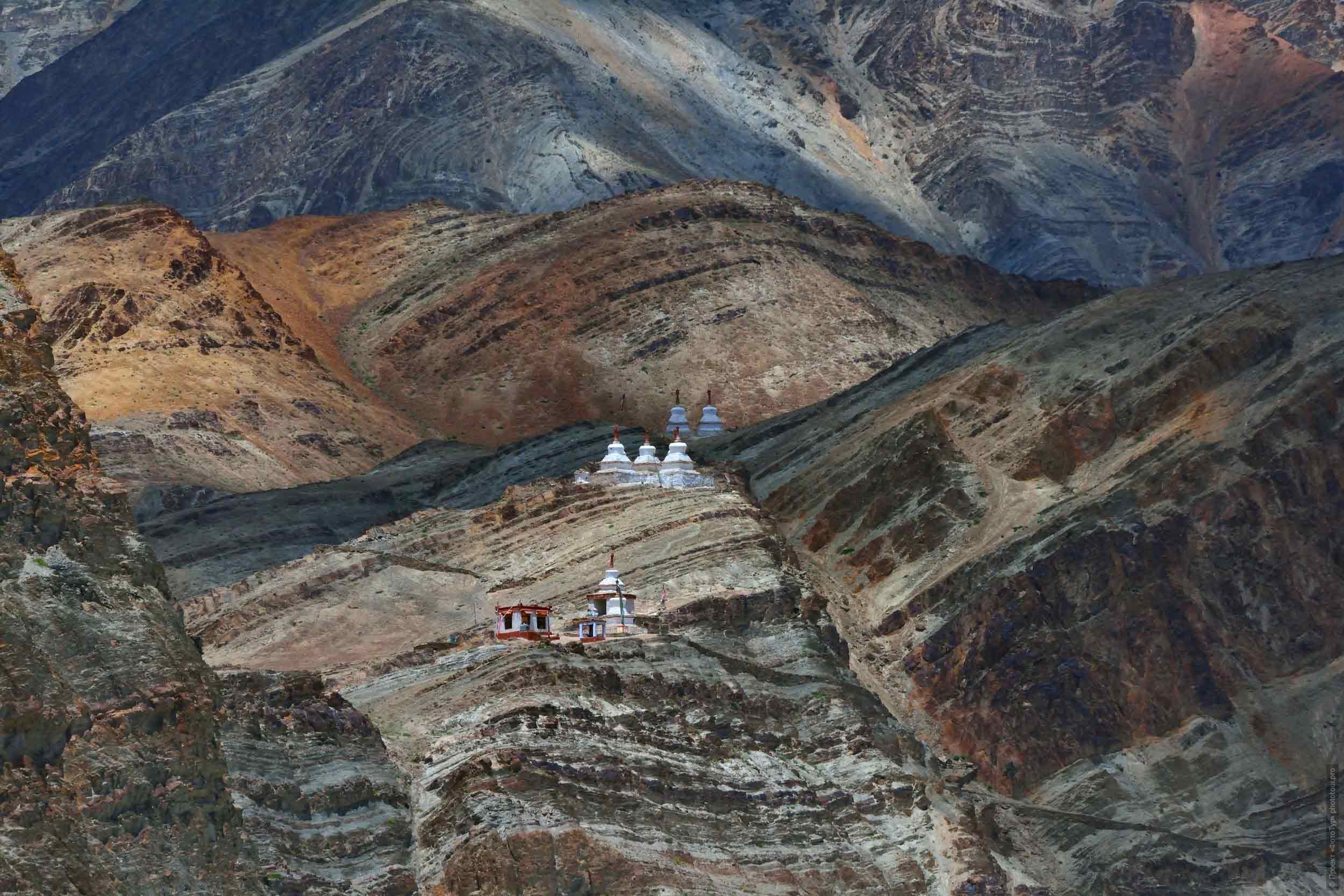 White stupas of the Da Hanu valley. Budget photo tour Legends of Tibet: Zanskar, September 15 - September 26, 2021.