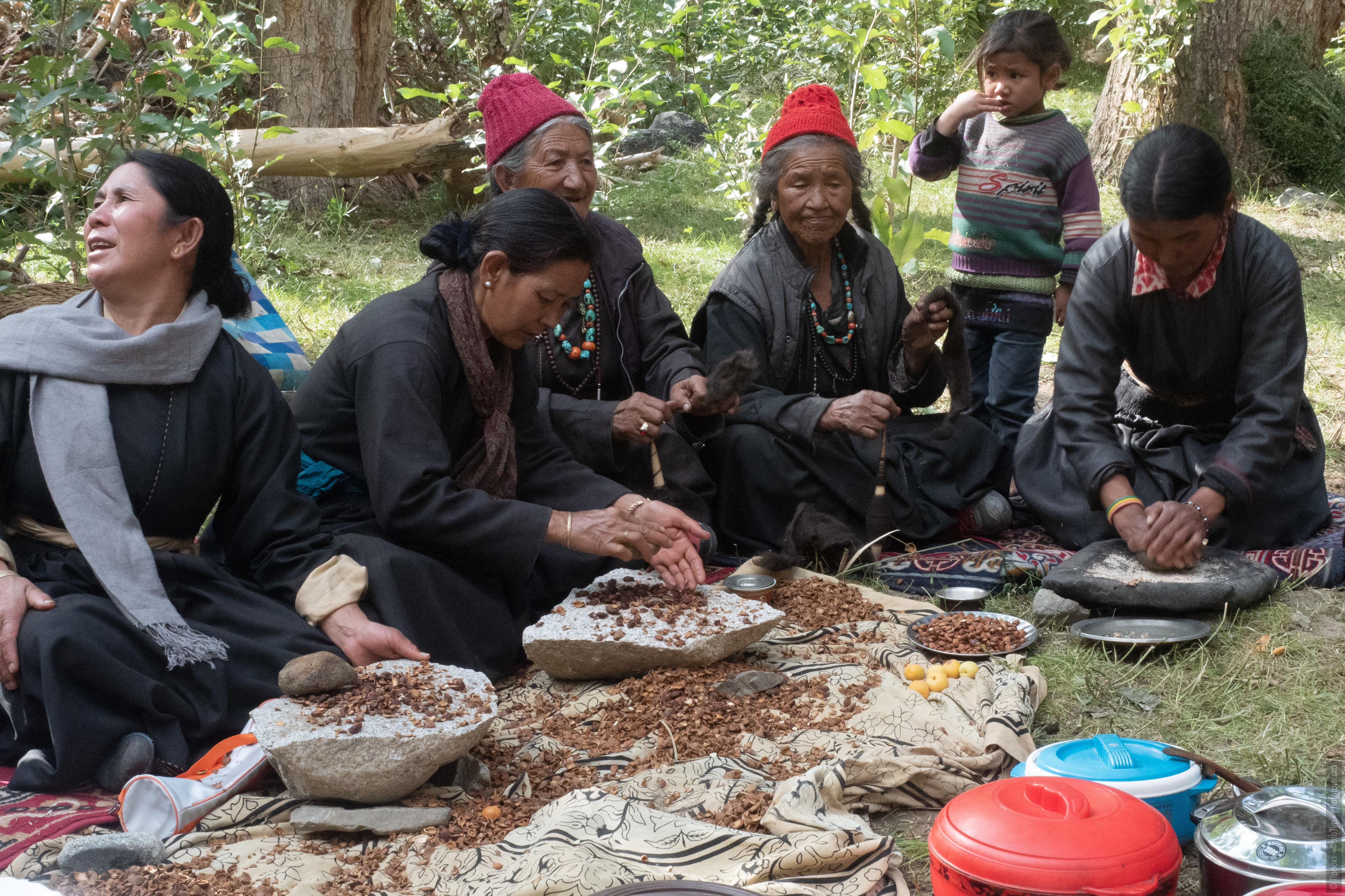 Picnic by the river in the village of Donkar. Ladakh Tour for women, travel and acquaintance with the culture of Tibetan matriarchy.