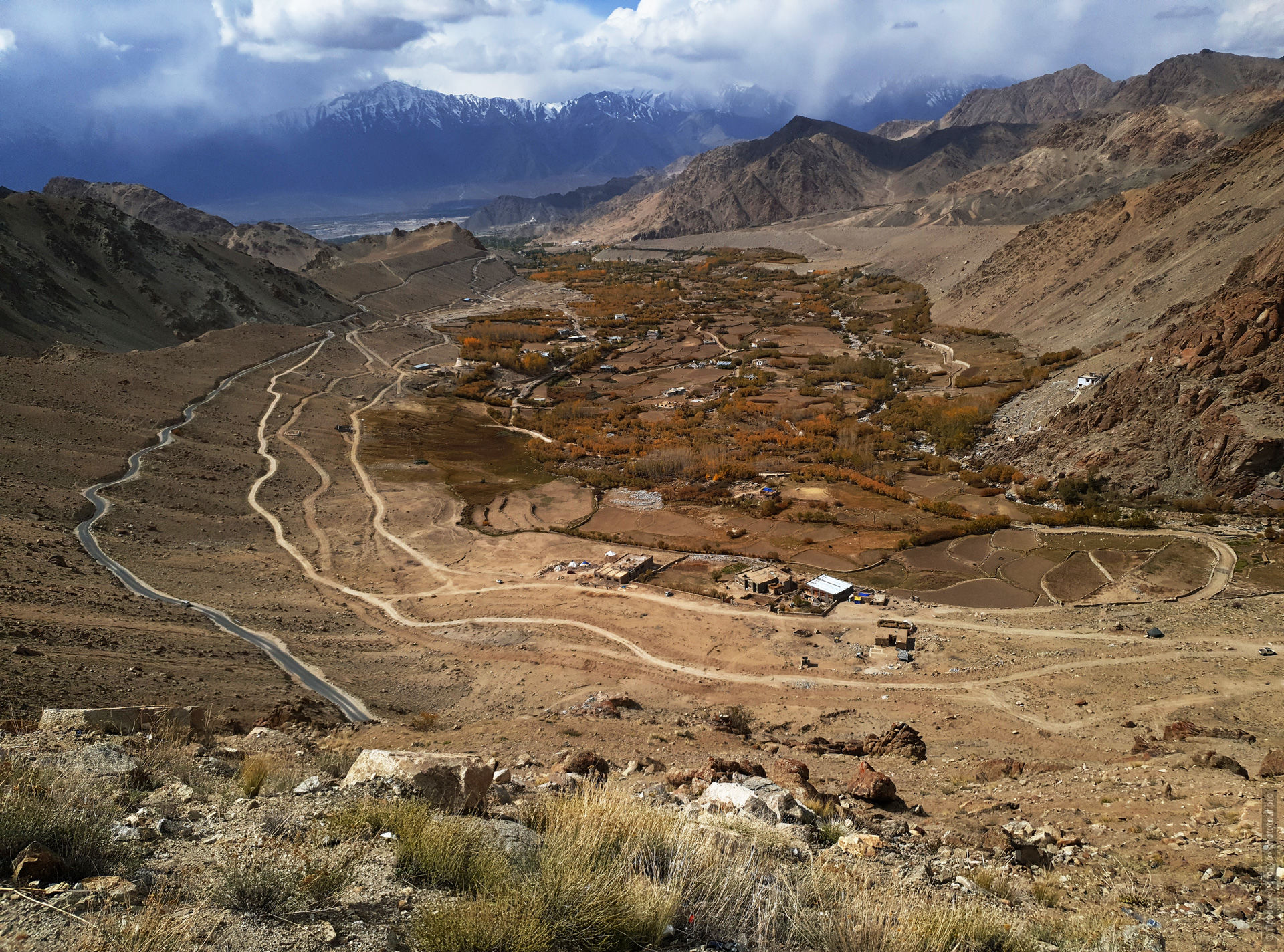 The road to the pass Kardung La. Expedition Tibet Lake-2: Pangong, Tso Moriri, Tso Kar, Tso Startsapak, Leh-Manali highway.