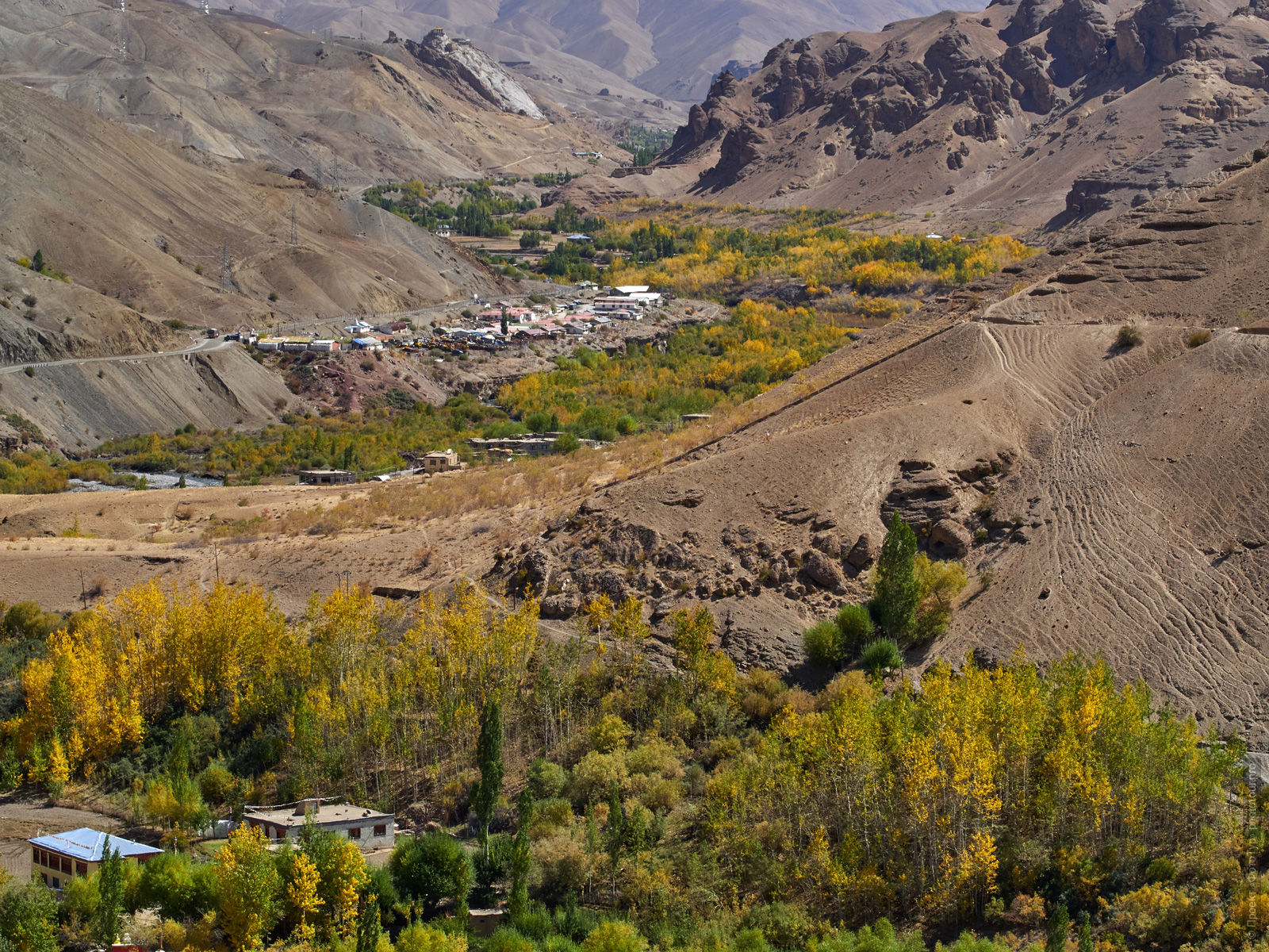 The road to the Fotu La pass. Budget photo tour Legends of Tibet: Zanskar, September 15 - September 26, 2021.