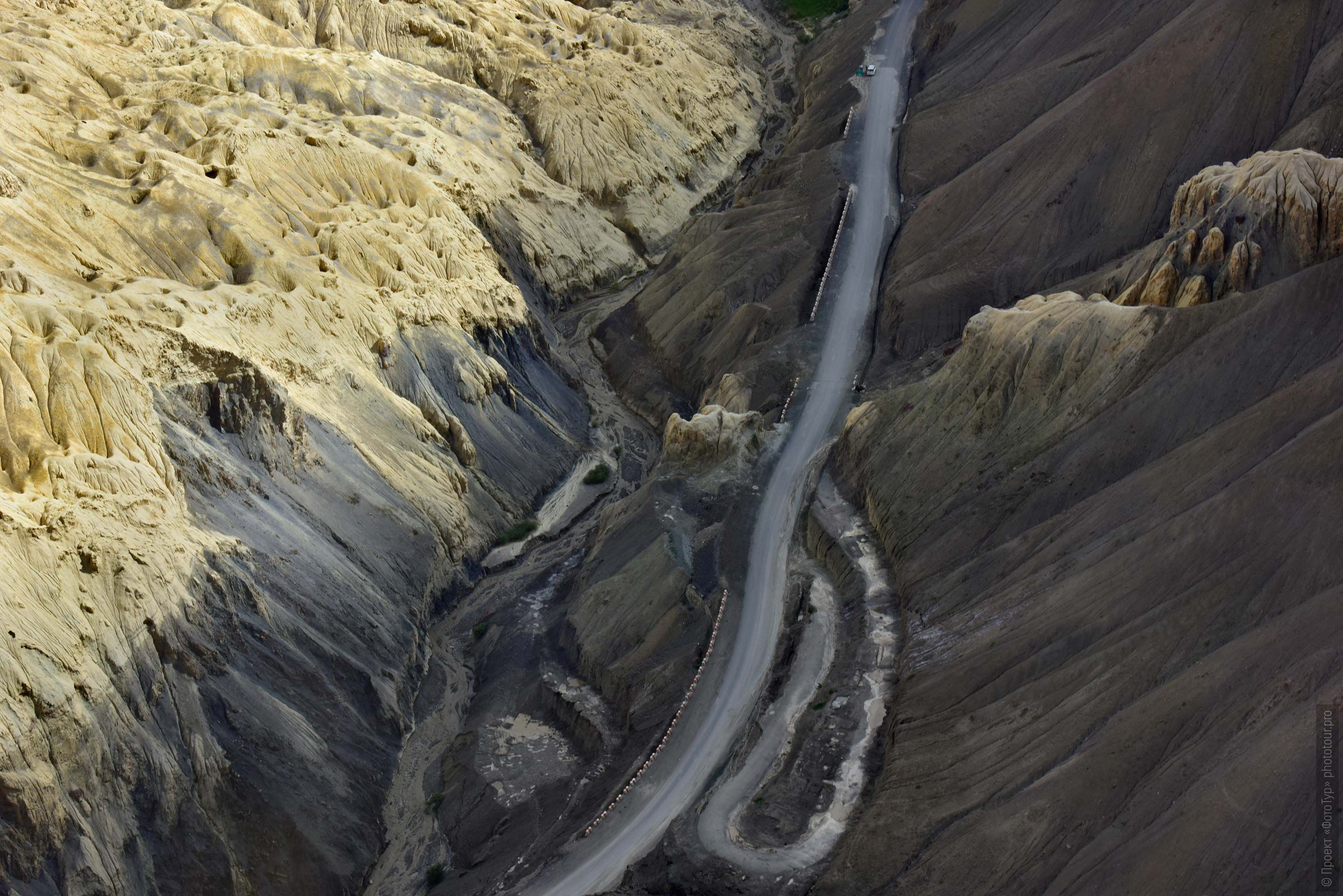 Lower tourist road Lamayuru - Leh. Budget photo tour Legends of Tibet: Zanskar, September 15 - September 26, 2021.