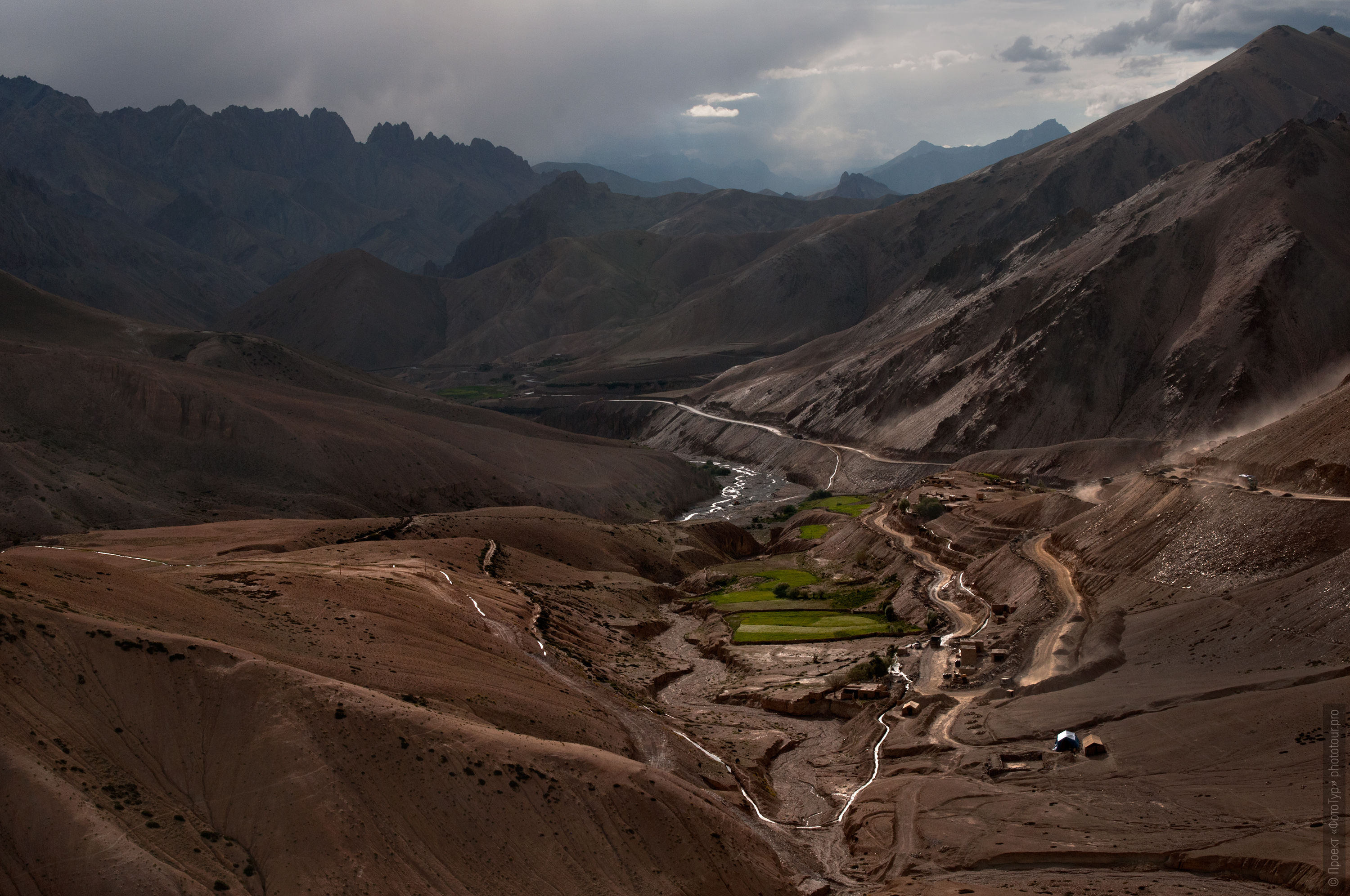 Sanjak gorge, photo tour of Ladakh. Tour Origins of Tibet: Bon, true Aryans to Da Khan, Mystery Dance Tsam in Lamayuru, Lake Pangong, June 15 - 26, 2020. Tour to Ladakh.