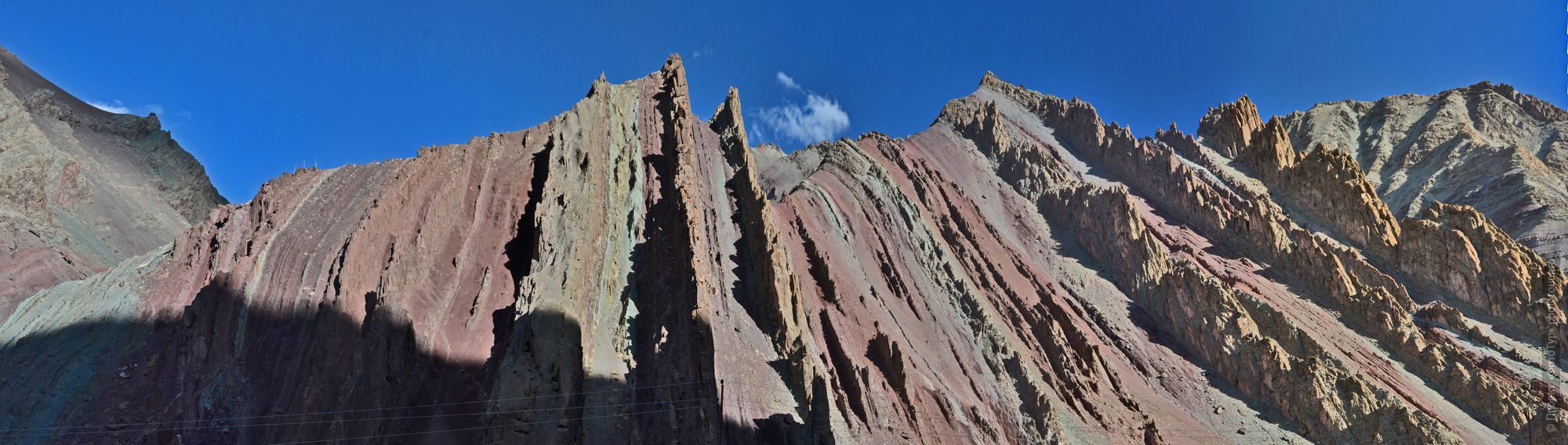 Red rocks gorge, Rumtse. Tour Legends of Tibet: Ladakh, Lamayuru, Da Khan and Nubra, 19.09. - 28.09.2019.