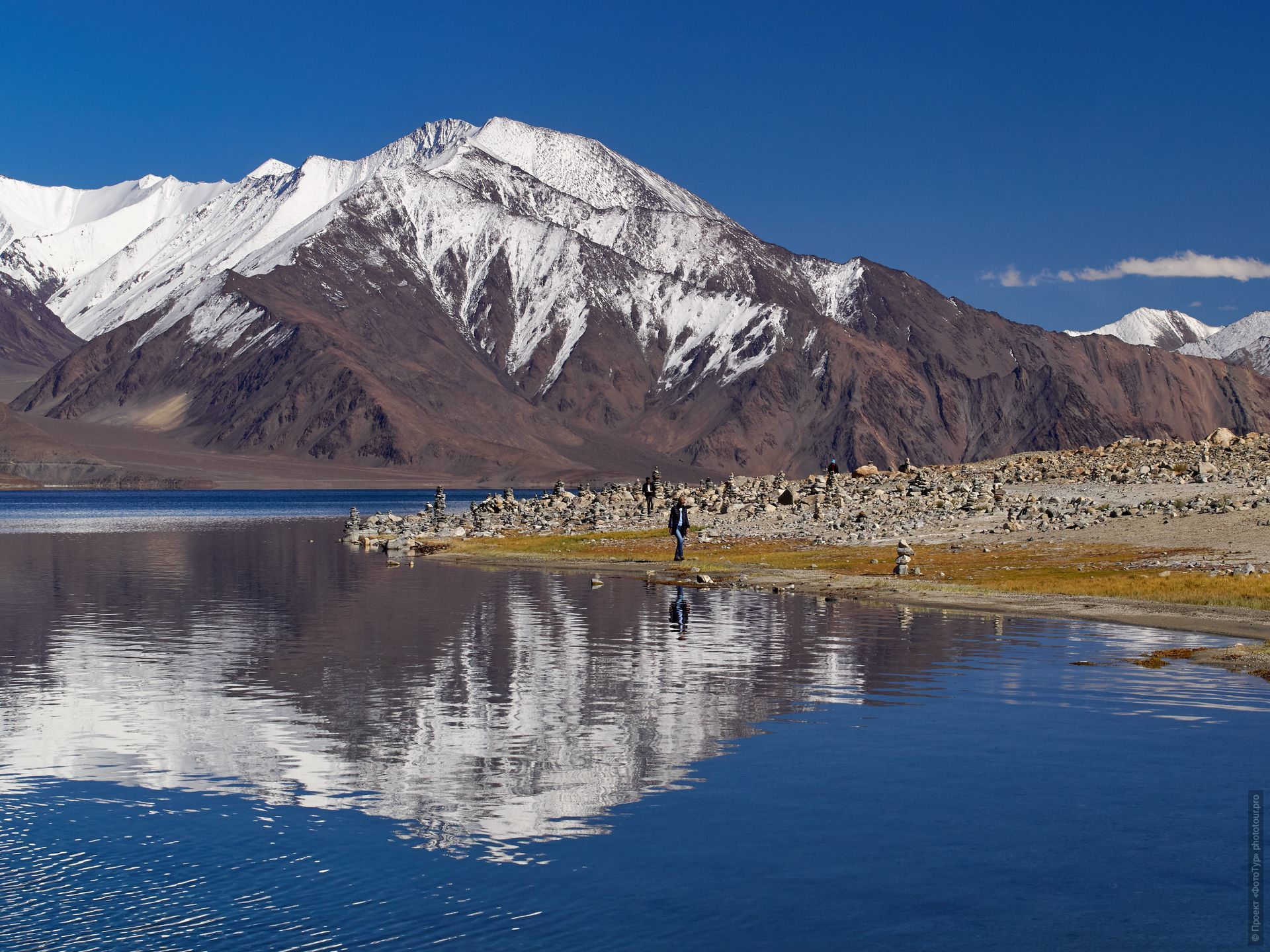 Buddhist stupas on the shores of Lake Pangong. Expedition Tibet Lake-2: Pangong, Tso Moriri, Tso Kar, Tso Startsapak, Leh-Manali highway.