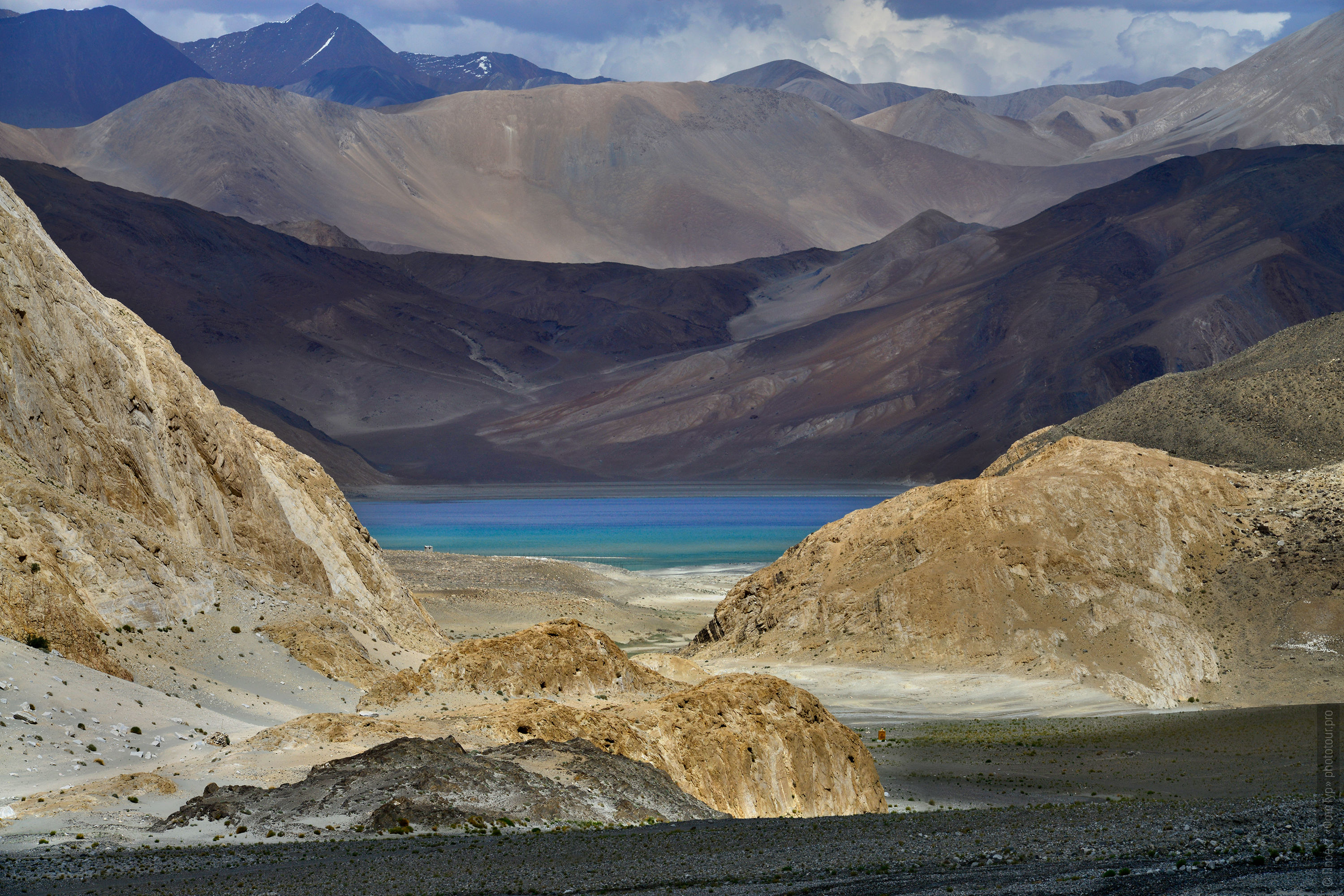 Alpine lake Pangong. Photo tour / tour Tibet Lakes -1: Pangong, Tso Moriri, Tso Kar, Tso Chiagar, Dance Tsam on Lake Pangong, 08.07.-17.07.2022.