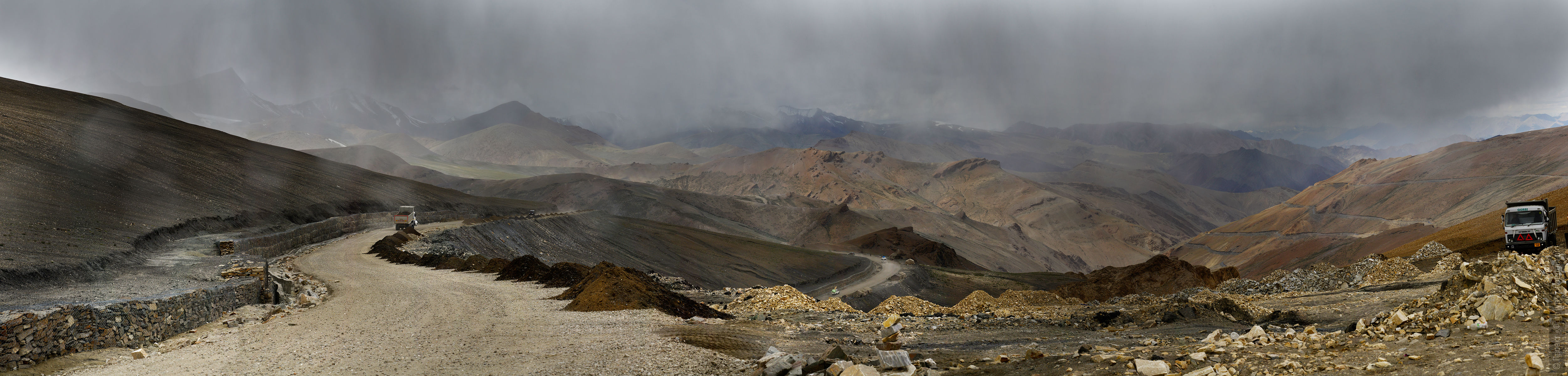 Thang La Pass (5325 m), Leh-Manali Highway, Ladakh. Tour of Small Tibet, 2017.