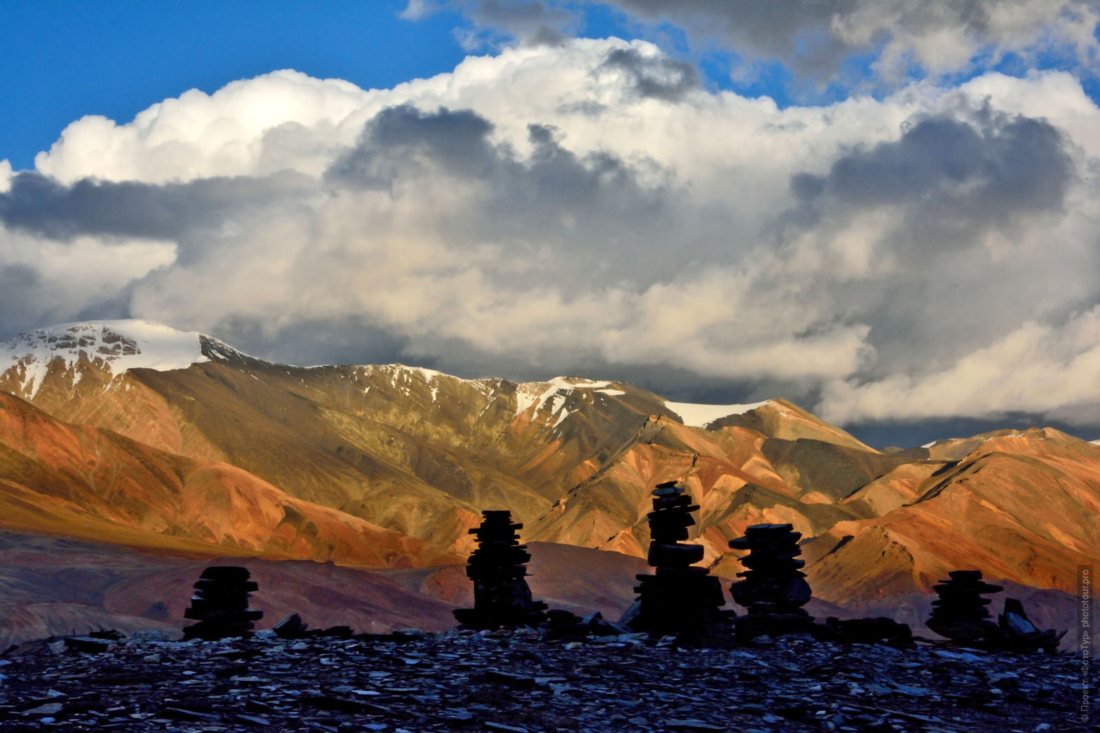 Buddhist stupas on the lake of Tso Moriri. Photo tour / tour Tibet of Lake-1: Pangong, Tso Moriri, Tso Kar, Tso Chiagar, Dance of Tsam on Lake Pangong, 08.07.-17.07.2022.