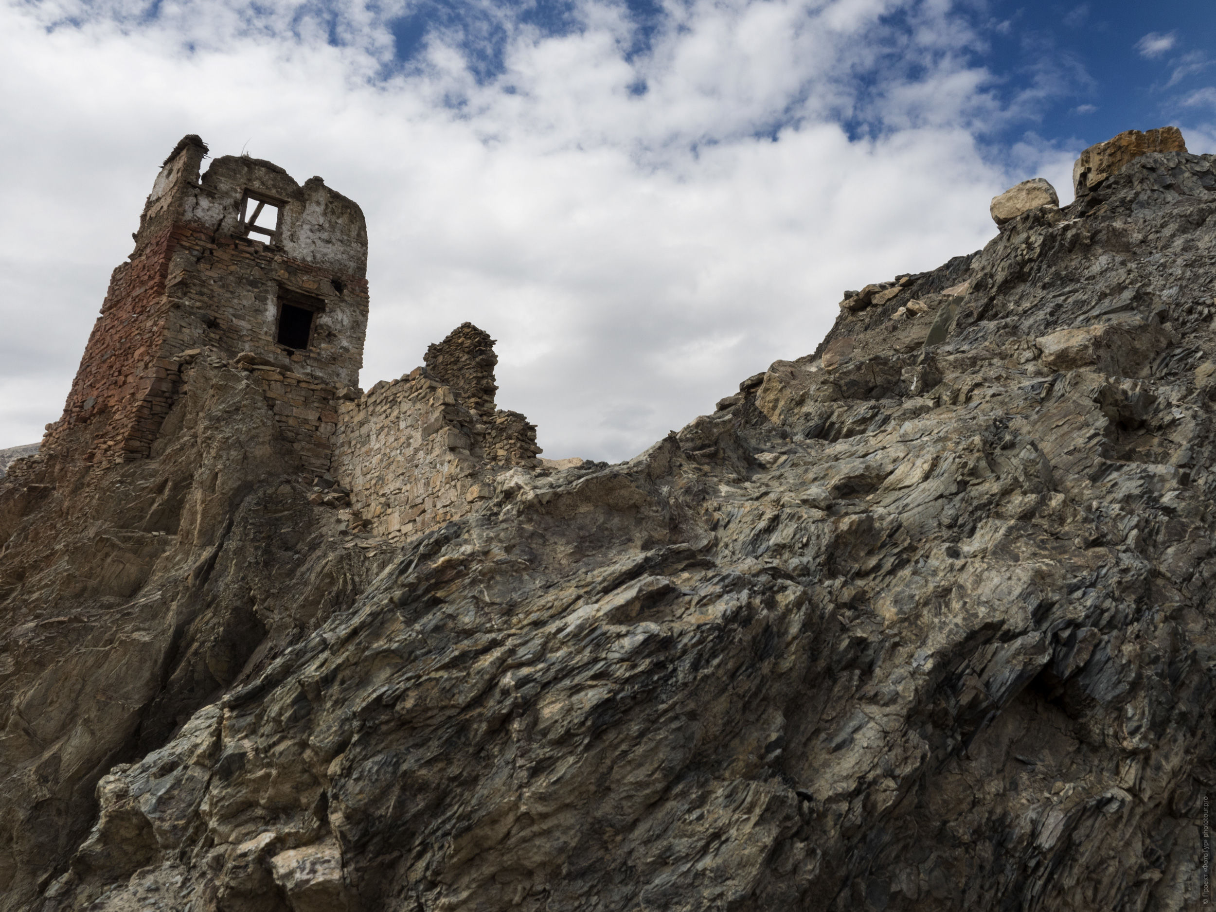 Vanla Gonpa. Tour for artists in Tibet: Watercolor-1: Watercolor painting in Ladakh with Pavel Pugachev, 04.08. - 13.08. 2019.