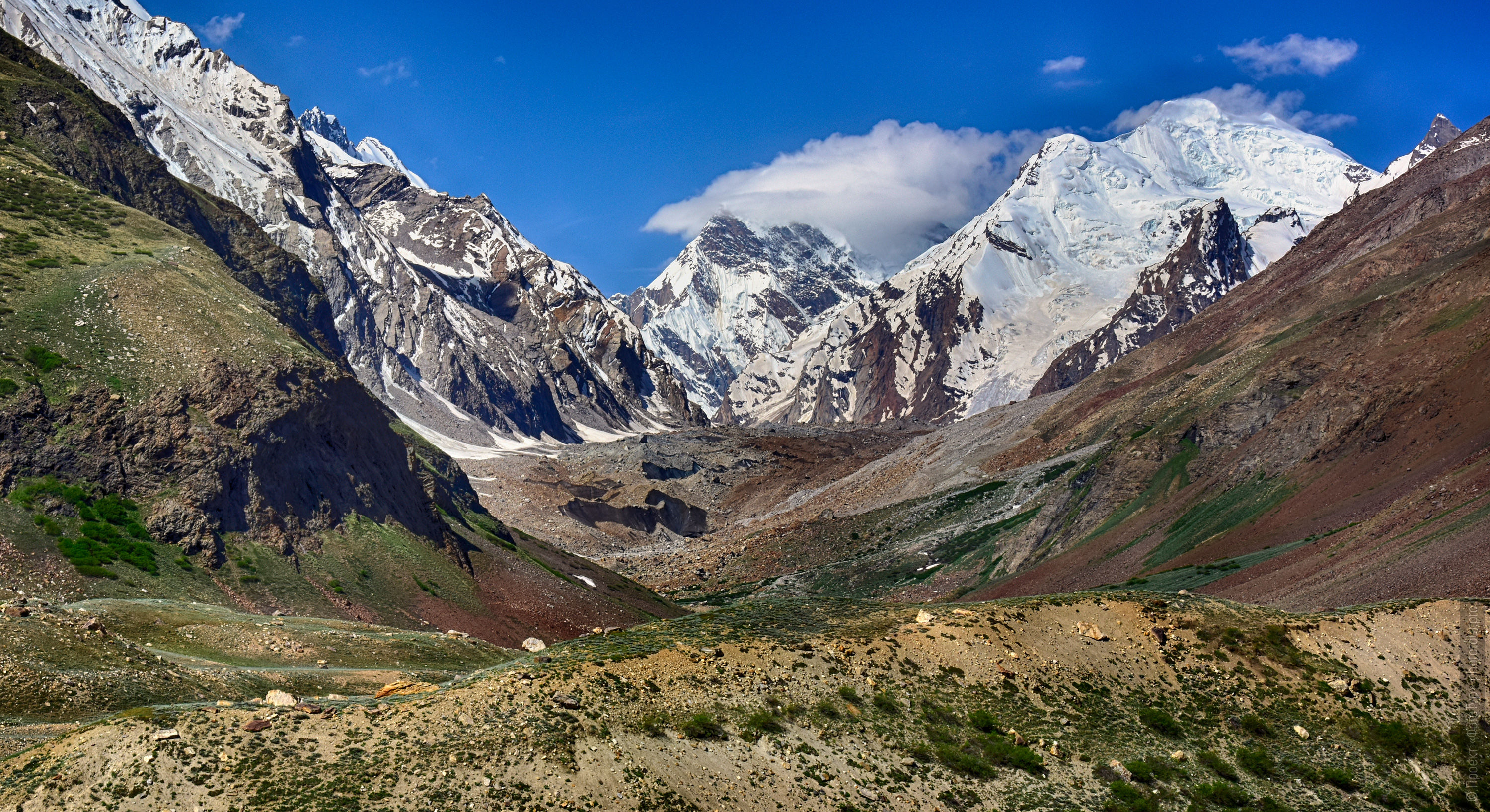 The glaciers of Zanskar. Budget photo tour Legends of Tibet: Zanskar, September 15 - September 26, 2021.