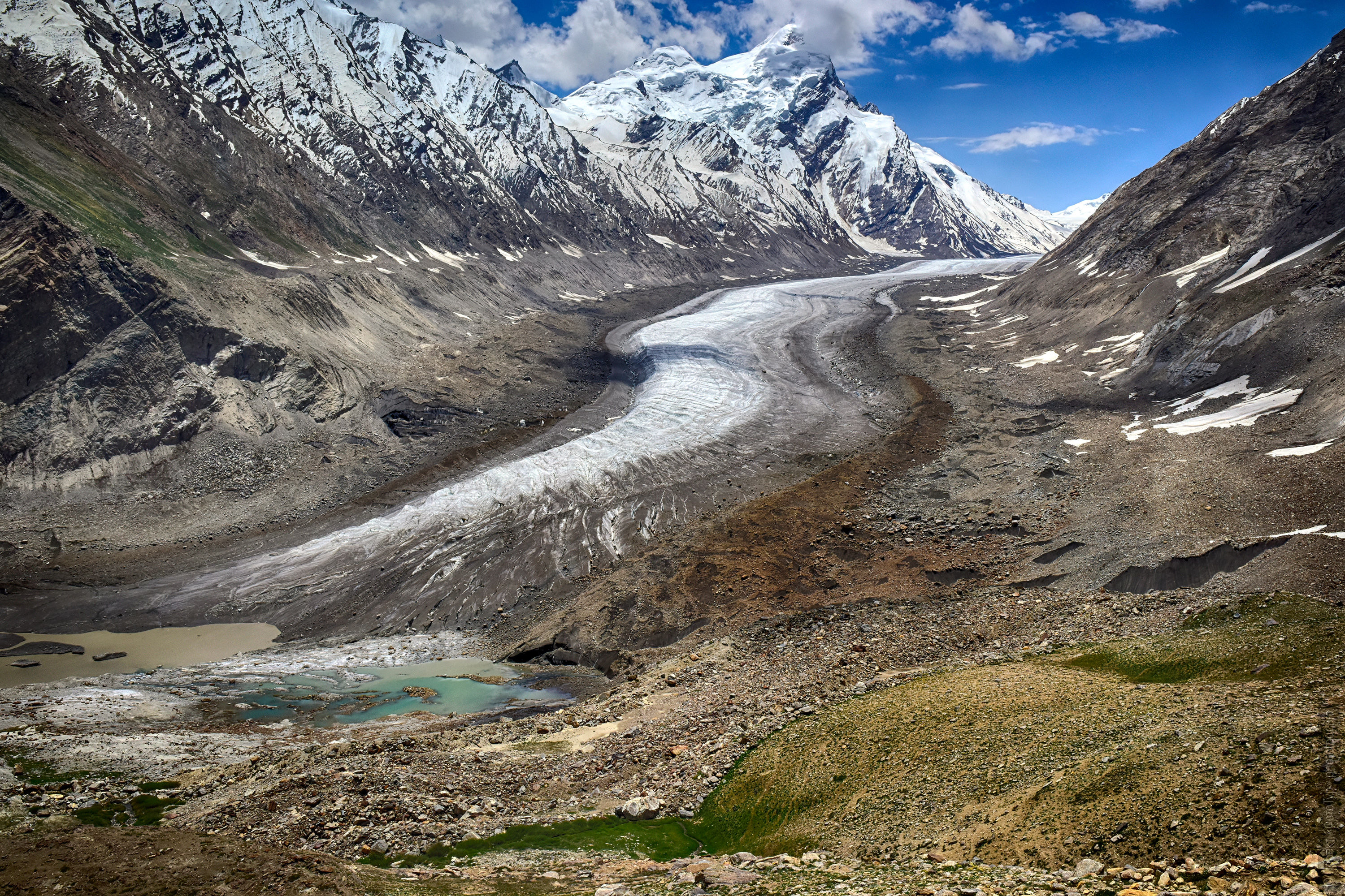 Glacier Drag-Drock Gletcher. Budget photo tour Legends of Tibet: Zanskar, September 15 - September 26, 2021.