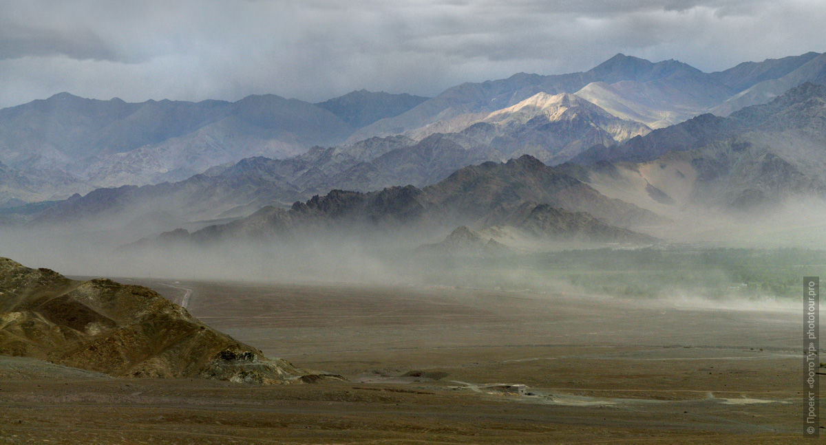 Valley upstream of the Indus. Expedition Tibet Lake-2: Pangong, Tso Moriri, Tso Kar, Tso Startsapak, Leh-Manali highway.